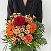 Abendglut Ein ausdrucksstarker Strauß in kräftigem Rot und warmem Orange