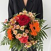 Abendglut Ein ausdrucksstarker Strauß in kräftigem Rot und warmem Orange