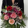 Beerenglück Ein ausdrucksstarker Strauß in Rot, Rosa und leuchtendem Pink.