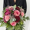 Beerenglück Ein ausdrucksstarker Strauß in Rot, Rosa und leuchtendem Pink.