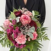 Beerenglück Ein ausdrucksstarker Strauß in Rot, Rosa und leuchtendem Pink.