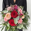 Beerenglück Ein ausdrucksstarker Strauß in Rot, Rosa und leuchtendem Pink.