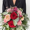 Beerenglück Ein ausdrucksstarker Strauß in Rot, Rosa und leuchtendem Pink.