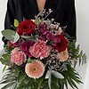 Beerenglück Ein ausdrucksstarker Strauß in Rot, Rosa und leuchtendem Pink.