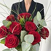 Rosenkavalier Tiefrote Rosen, feine Gräser und ausgewähltes Grün.