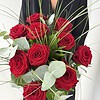 Rosenkavalier Tiefrote Rosen, feine Gräser und ausgewähltes Grün.