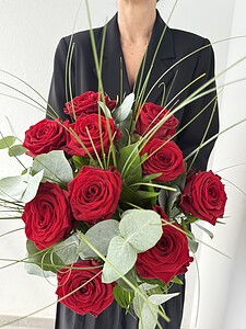Rosenkavalier Tiefrote Rosen, feine Gräser und ausgewähltes Grün.