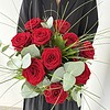 Rosenkavalier Tiefrote Rosen, feine Gräser und ausgewähltes Grün.