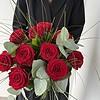 Rosenkavalier Tiefrote Rosen, feine Gräser und ausgewähltes Grün.