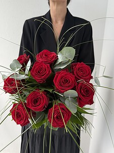 Rosenkavalier Tiefrote Rosen, feine Gräser und ausgewähltes Grün.