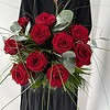 Rosenkavalier Tiefrote Rosen, feine Gräser und ausgewähltes Grün.