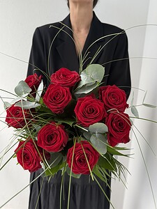 Rosenkavalier Tiefrote Rosen, feine Gräser und ausgewähltes Grün.