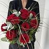 Rosenkavalier Tiefrote Rosen, feine Gräser und ausgewähltes Grün.