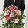 Zartschimmer Ein harmonischer Strauß in unterschiedlichen Rosa und Lilatönen.