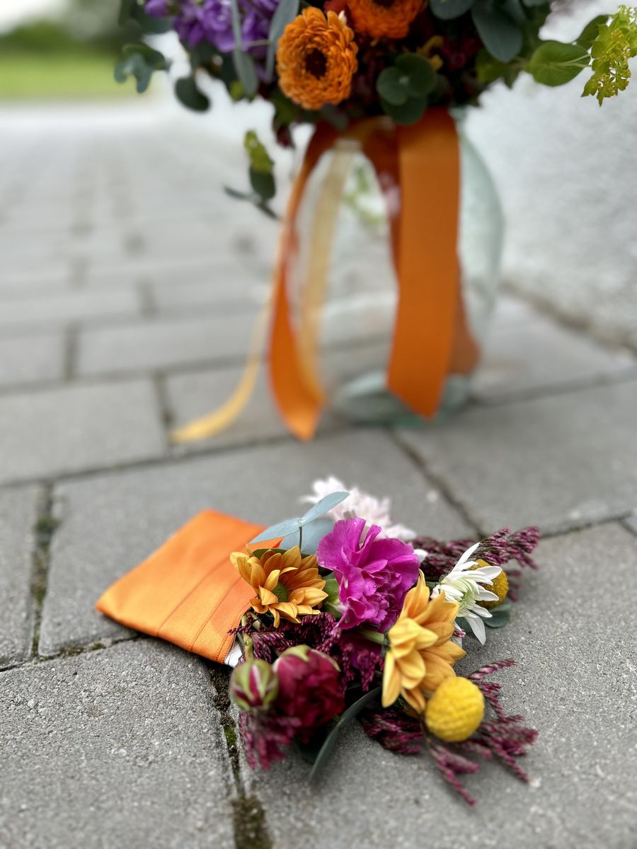 Herbstlicher Anstecker – Hochzeitsfloristik von Blumen-Meister in Hemau