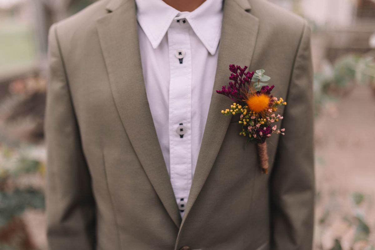 Anstecker mit Trockenblumen am Sakko – Hochzeitsfloristik von Blumen-Meister in Hemau