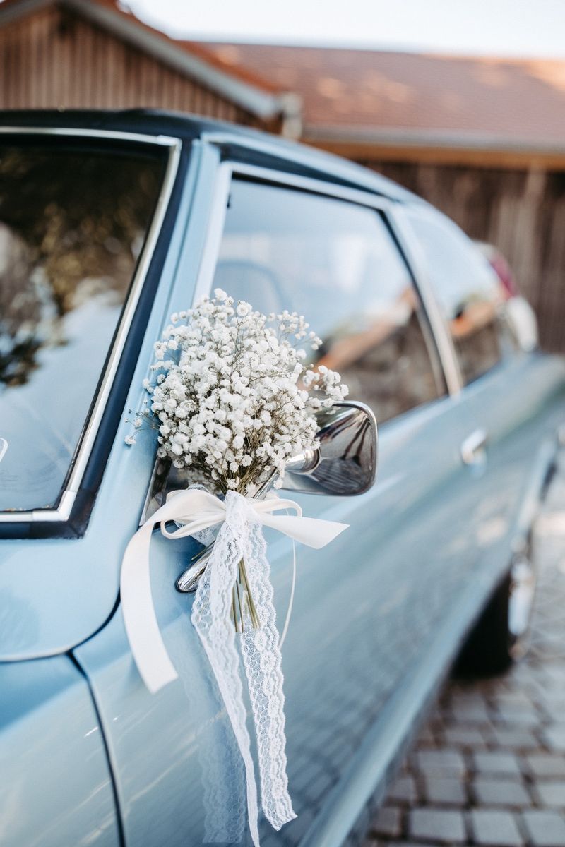 Autoschmuck aus Schleierkraut mit Spitzenband – Hochzeitsfloristik von Blumen-Meister in Hemau