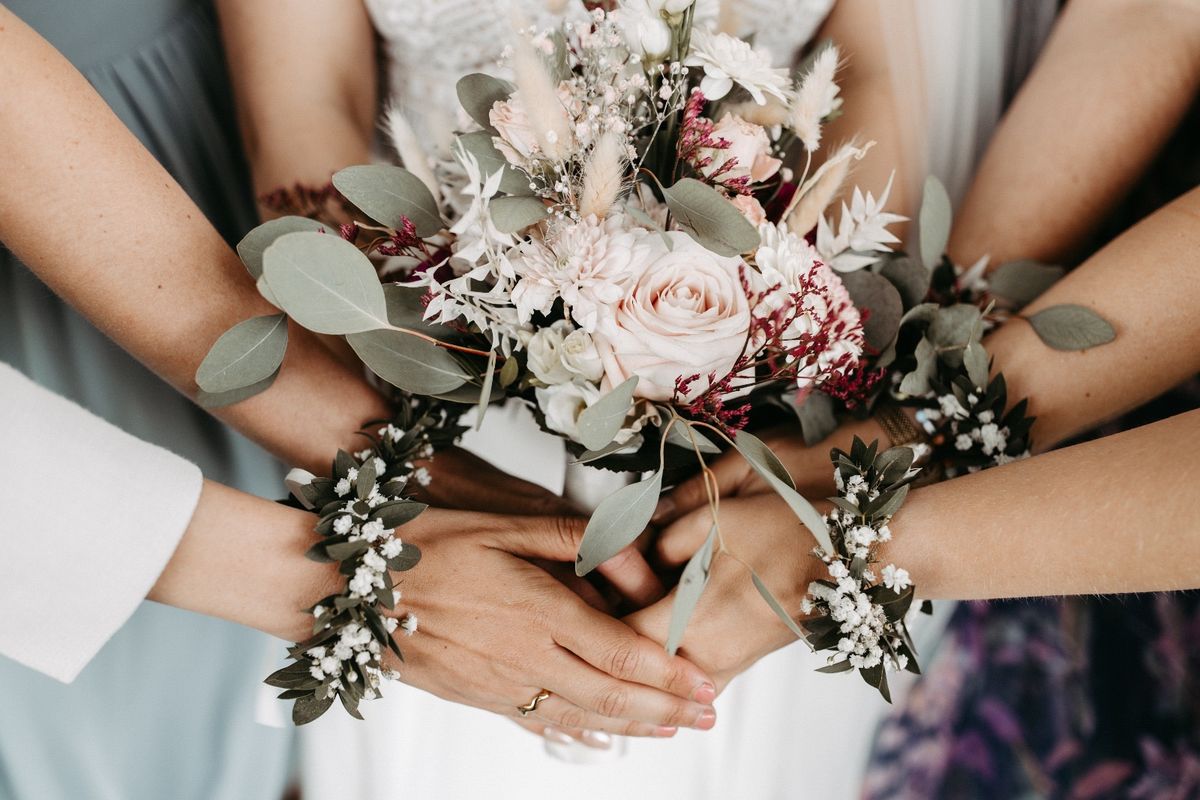 Brautstrauß und Armbänder des Brautteams – Hochzeitsfloristik von Blumen-Meister in Hemau