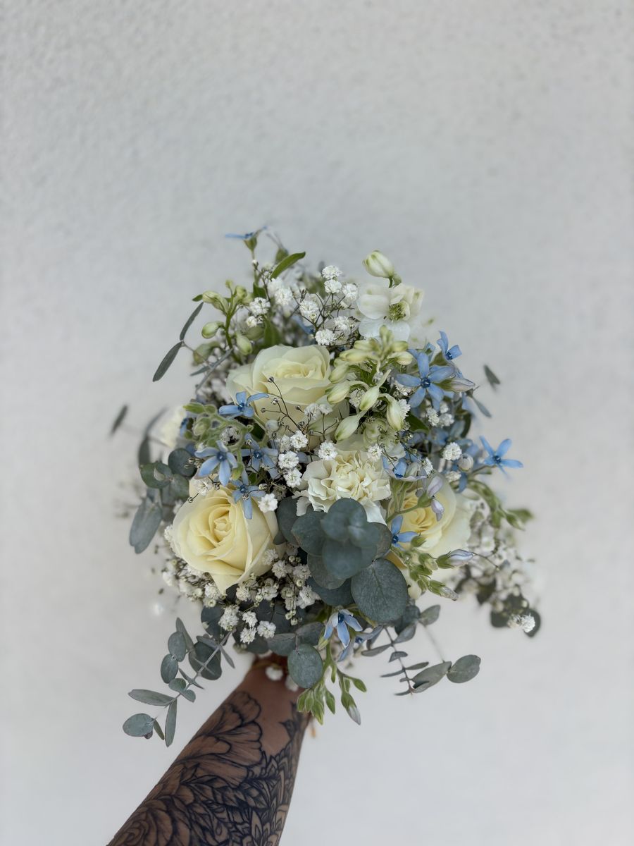 Brautstrauß in Creme mit blauen Blüten – Hochzeitsfloristik von Blumen-Meister in Hemau