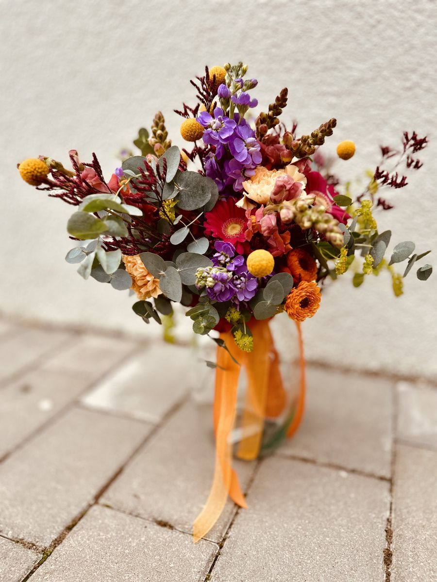 Herbstlicher Brautstrauß in kräftigen Farben – Hochzeitsfloristik von Blumen-Meister in Hemau