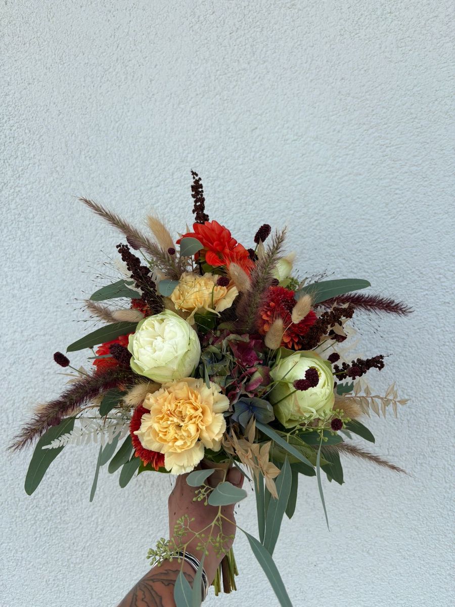 Herbstlicher Brautstrauß in warmen Tönen – Hochzeitsfloristik von Blumen-Meister in Hemau