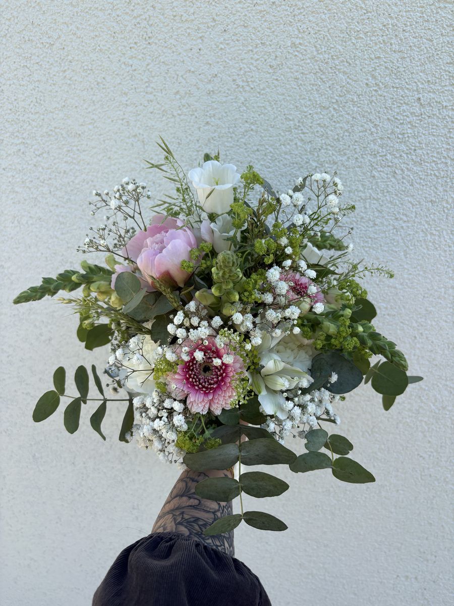 Natürlicher Brautstrauß in Pastell – Hochzeitsfloristik von Blumen-Meister in Hemau