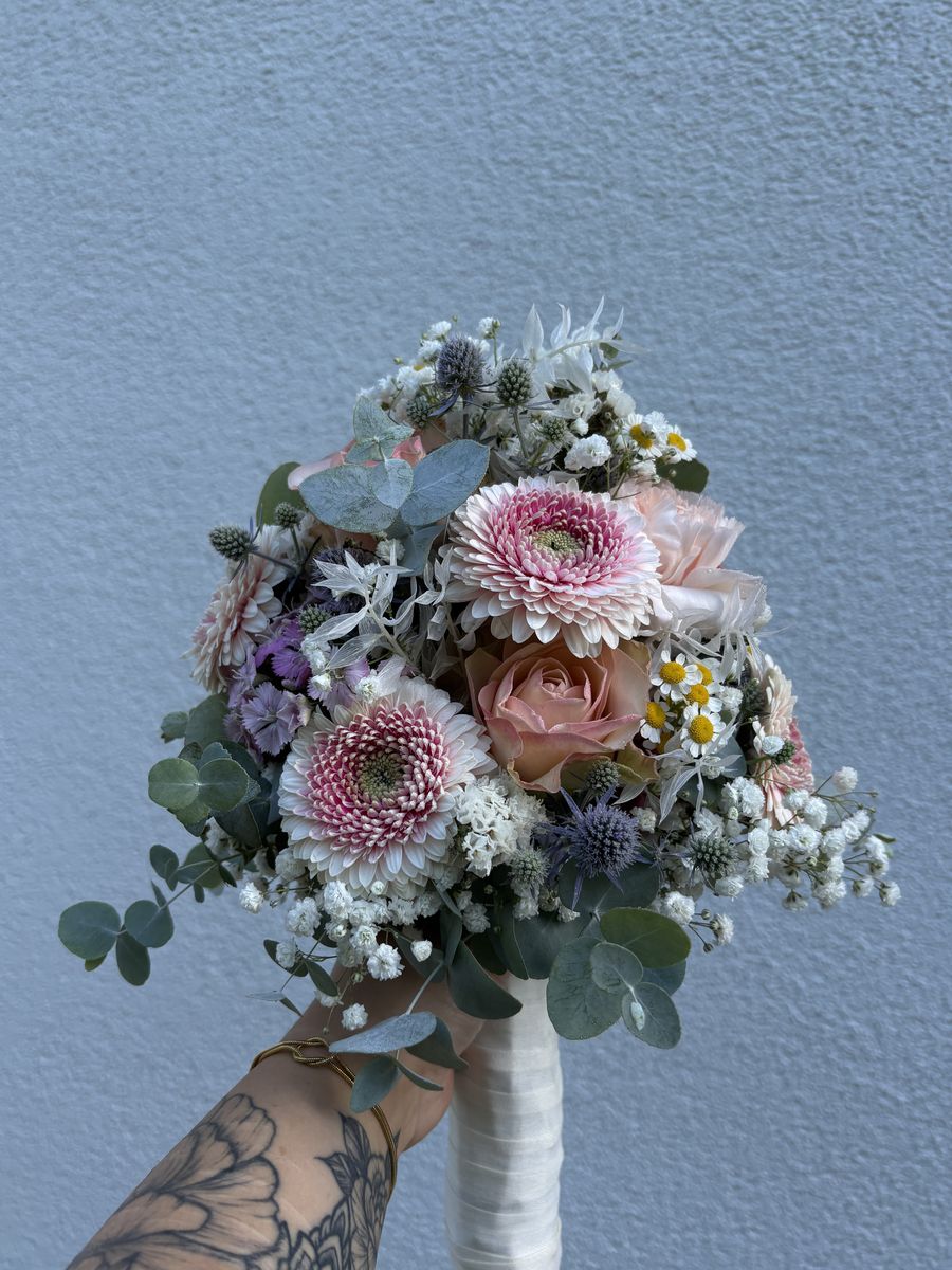 Brautstrauß in Rosa mit Trockenblumen – Hochzeitsfloristik von Blumen-Meister in Hemau