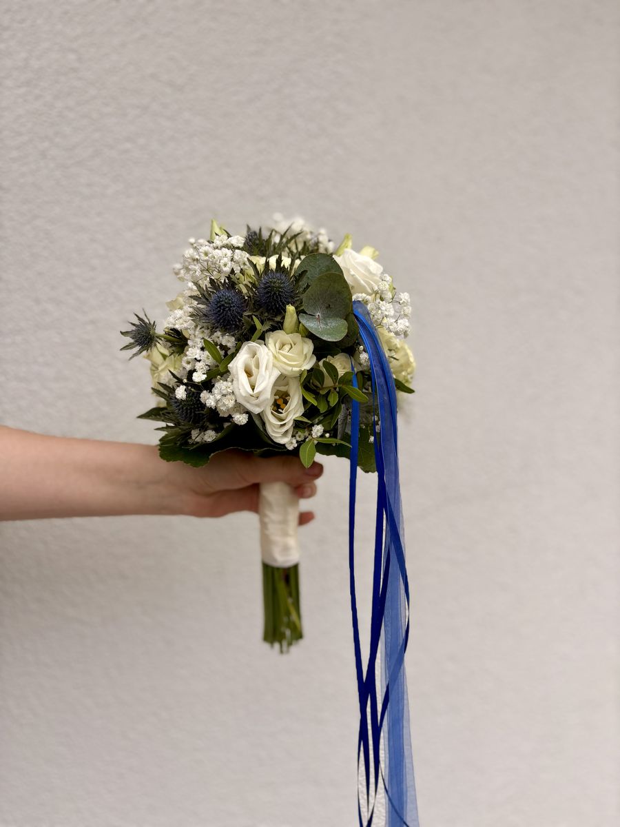 Weißer Brautstrauß mit blauem Band – Hochzeitsfloristik von Blumen-Meister in Hemau