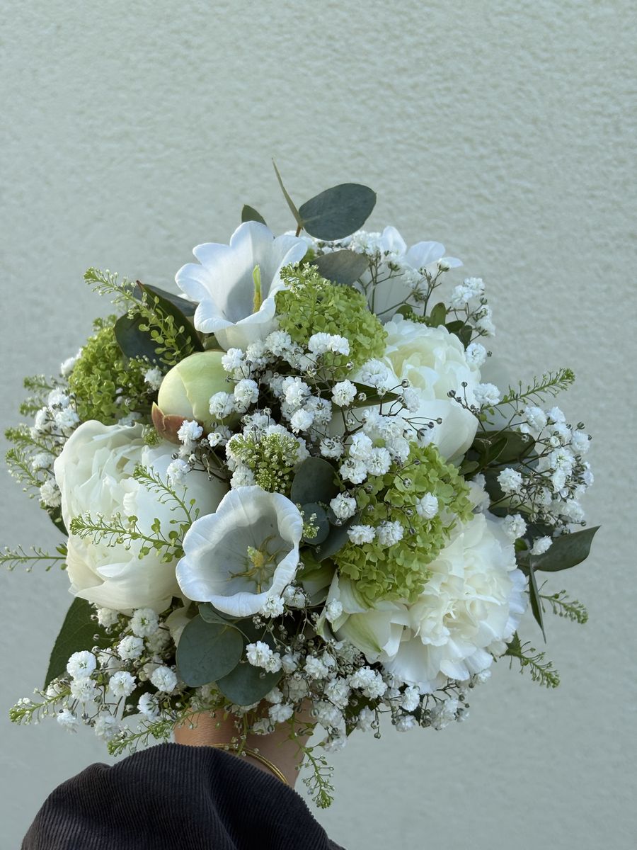 Weißer Brautstrauß mit Calla und Schleierkraut – Hochzeitsfloristik von Blumen-Meister in Hemau