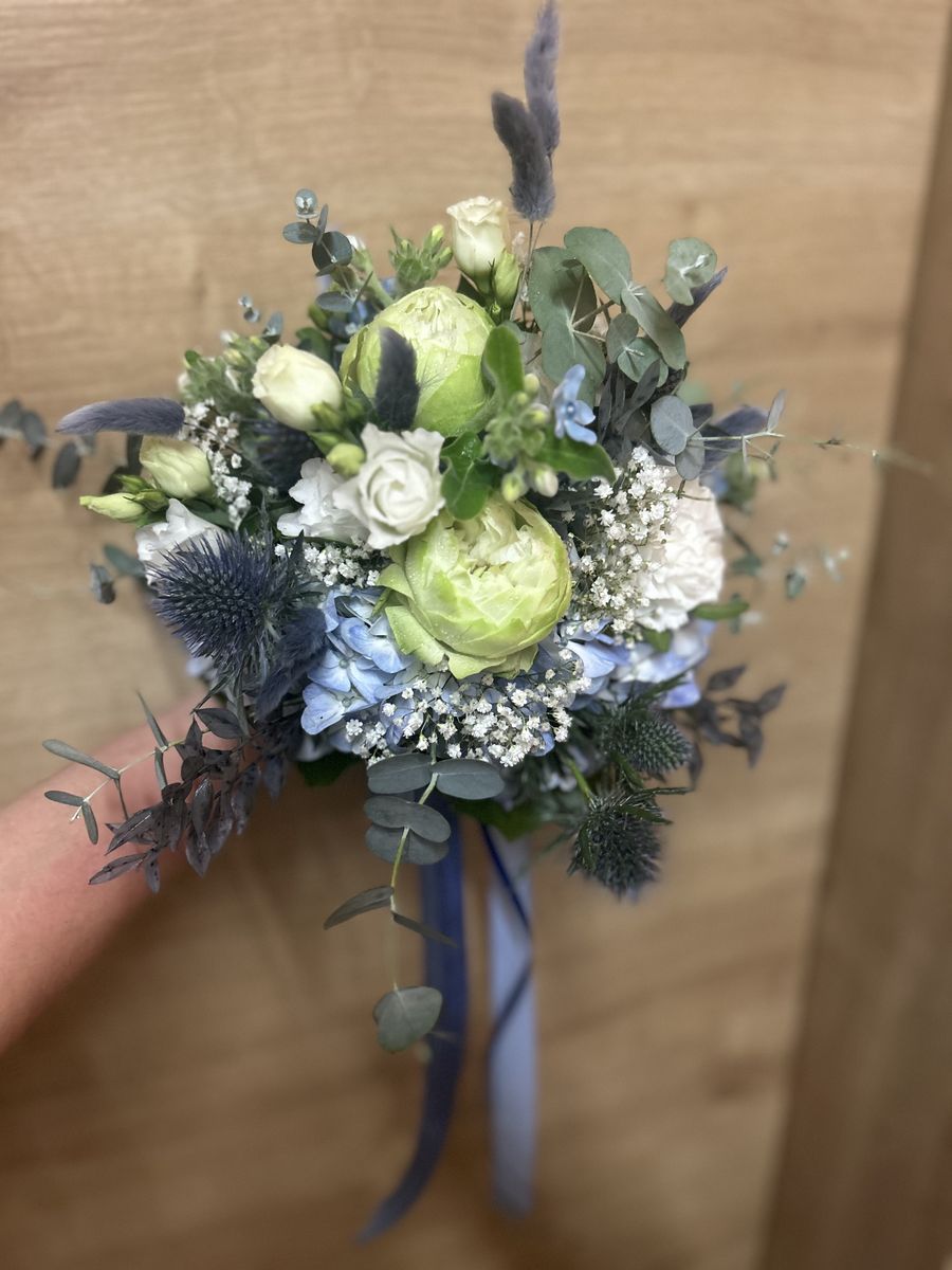 Brautstrauß in Weiß und Eisblau – Hochzeitsfloristik von Blumen-Meister in Hemau