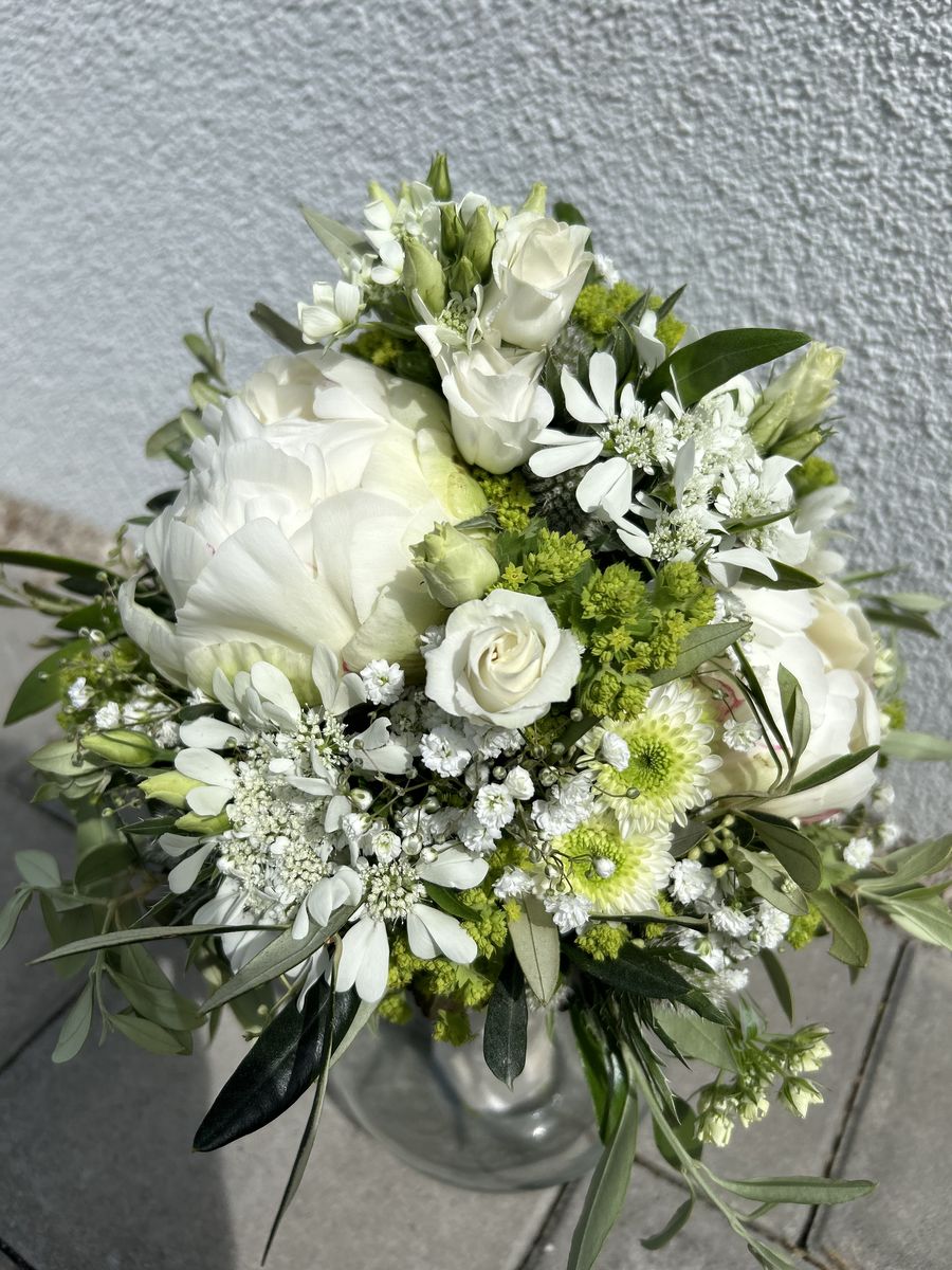 Weiß-grüner Brautstrauß mit Rosen – Hochzeitsfloristik von Blumen-Meister in Hemau