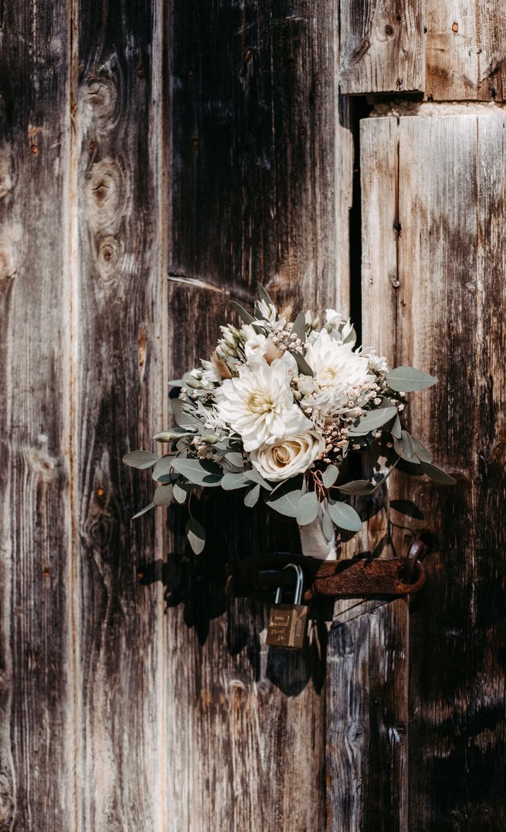 Weißer Brautstrauß mit Dahlien und Eukalyptus – Hochzeitsfloristik von Blumen-Meister in Hemau