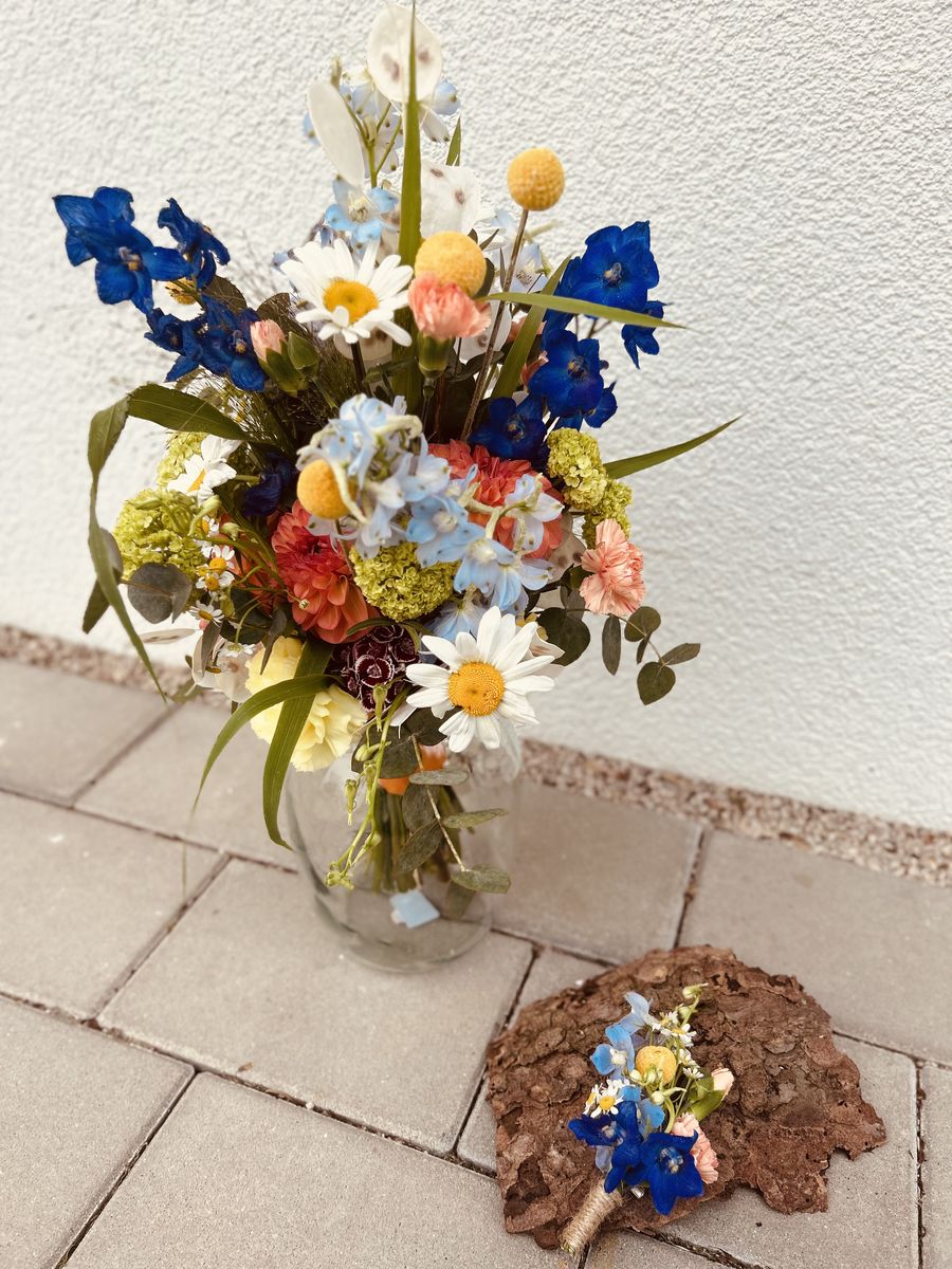 Wildblumen-Strauß mit blauen Akzenten – Hochzeitsfloristik von Blumen-Meister in Hemau