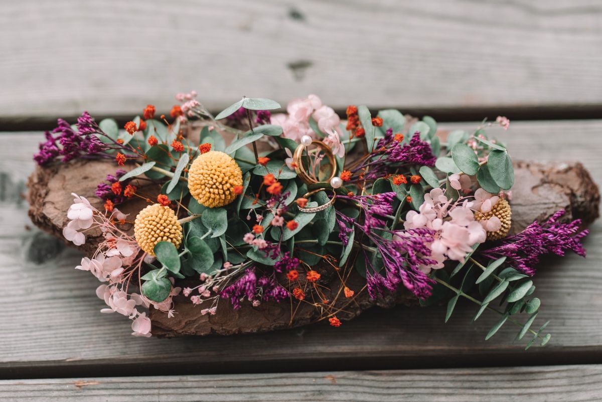 Eheringe auf einem Blumengesteck – Hochzeitsfloristik von Blumen-Meister in Hemau