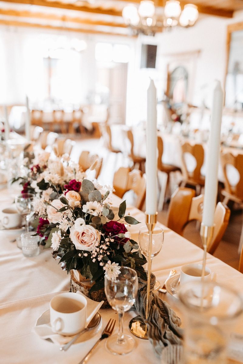 Tischdekoration mit Rosen und Kerzen – Hochzeitsfloristik von Blumen-Meister in Hemau