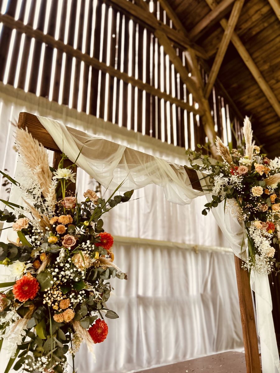 Traubogen mit Trockenblumen in der Scheune – Hochzeitsfloristik von Blumen-Meister in Hemau