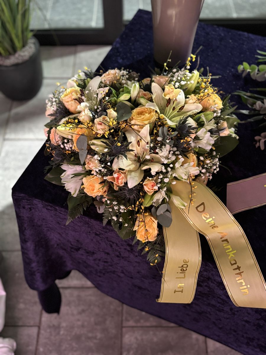 Sarggesteck in warmen Herbstfarben – Trauerfloristik von Blumen-Meister in Hemau