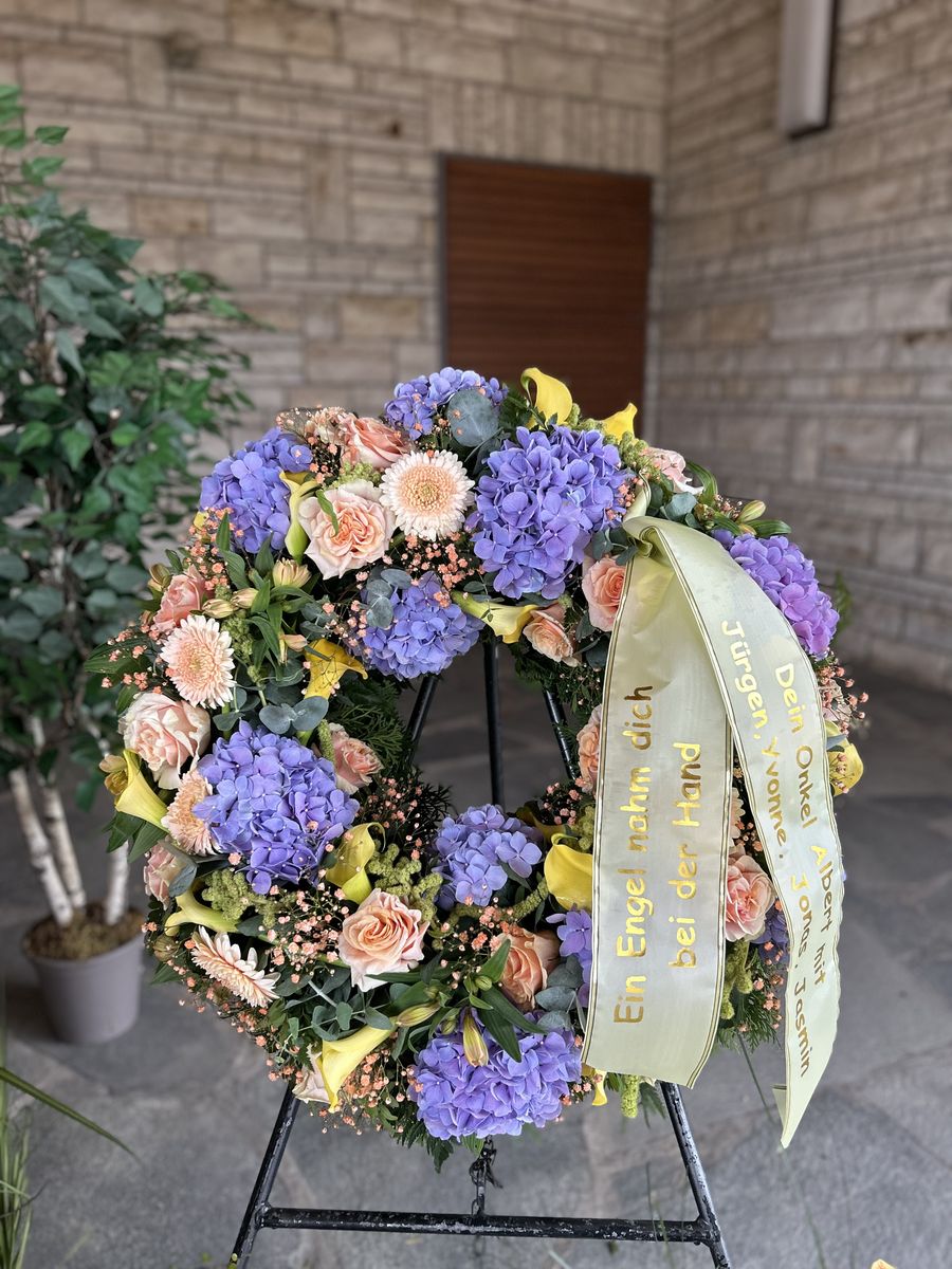 Trauerkranz in Blau und Pastell – Trauerfloristik von Blumen-Meister in Hemau