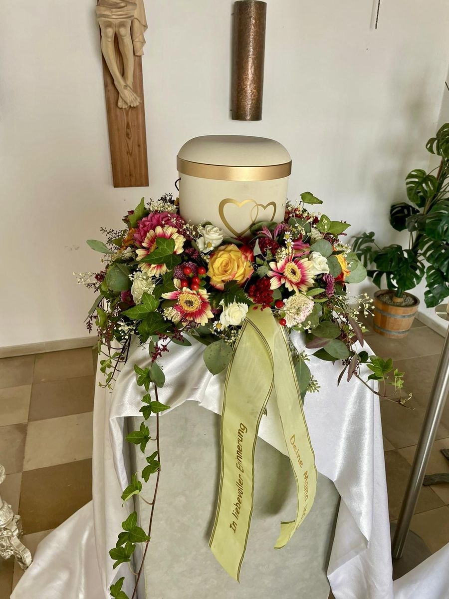 Urnengesteck mit bunten Blumen – Trauerfloristik von Blumen-Meister in Hemau