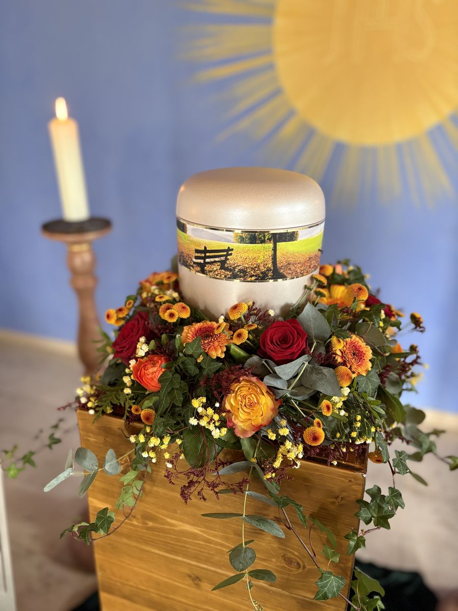 Urnengesteck in herbstlichen Tönen – Trauerfloristik von Blumen-Meister in Hemau